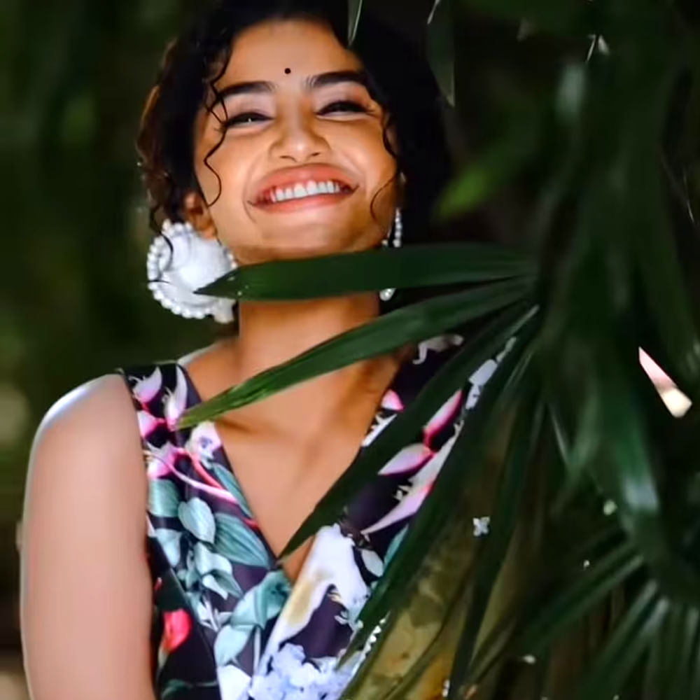 Anupama Parameswaran చిలక పచ్చ చీరలో చిలిపి కోయిల.. అనుపమ లేటెస్ట్