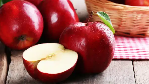 Intresting Facts: యాపిల్ తొక్క తీసి తినాలా? అసలు యాపిల్ ఎలా తింటే హెల్త్ కి మంచిది?