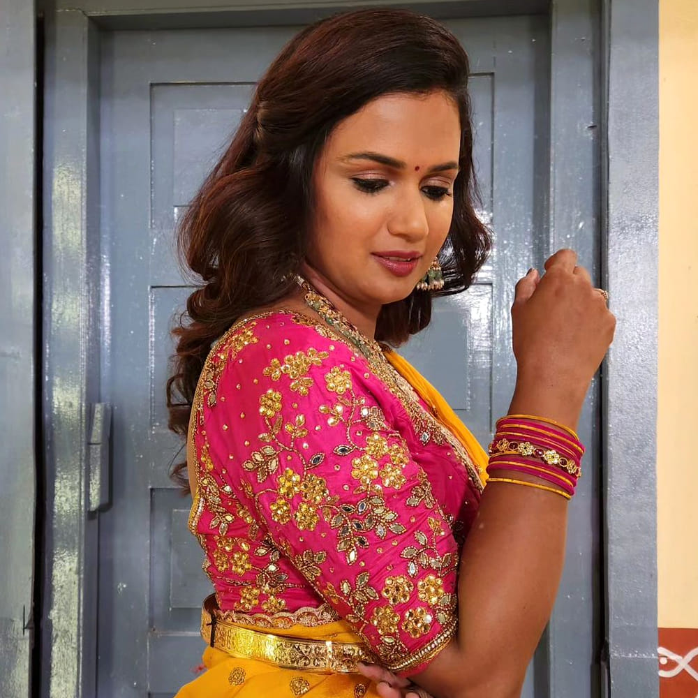 ఇదిలా ఉంటే తాజాగా అరియానా సోషల్ మీడియాలో దాసర సందర్భంగా బుట్టబొమ్మల తయారై ఫోటోలు షేర్ చేసింది. ఈ ఫోటోలు ఇప్పుడు వైరల్ గా మారాయి. 