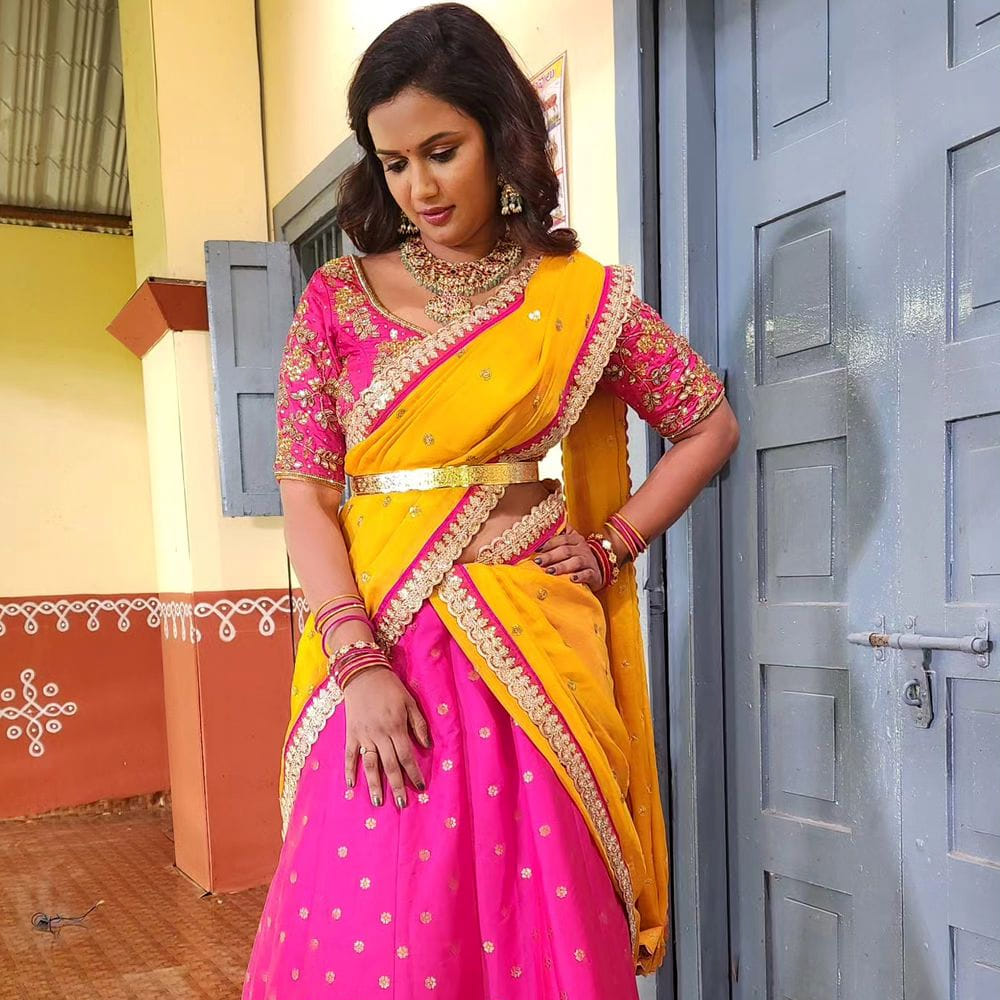 ఇక బిగ్ బాస్ నుంచి బయటకు వచ్చిన తర్వాత ఈ చిన్నదానికి సినిమా ఛాన్సులు వస్తాయని అంతా అనుకున్నారు. కానీ అలా జరగలేదు. 