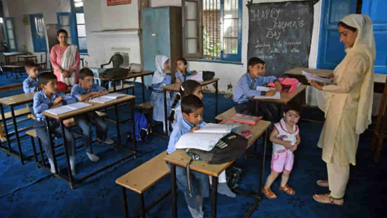 School Reopen: ఆ ఊరిలో 33 ఏళ్ల తర్వాత మోగిన బడి గంటలు.. పరుగు పరుగున వచ్చిన విద్యార్ధులు!