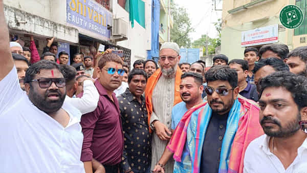 Asaduddin Owaisi: స్పీడు పెంచిన అసదుద్దీన్ ఓవైసీ.. పాతబస్తీలో సుడిగాలి పర్యటన.. కారణం అదేనా..?