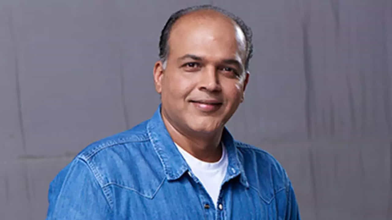 'లగాన్', 'పానిపట్', 'జోదా అక్బర్' లాంటి గొప్ప చిత్రాలు తెరకెక్కించిన దర్శకుడు అశుతోష్ గోవారికర్. దర్శకుడిగానే కాదు నటుడిగానూ మెప్పించారీయన. 'హోలి' నుంచి 'వెంటిలేటర్' వరకూ ఎన్నో చిత్రాలతో ప్రేక్షకుల్ని మెప్పించారు. తాజాగా ఆయన మరో సర్వైవల్ డ్రామాతో వస్తున్నారు. 'కాలాపాని' అనే చిత్రంలో ప్రధాన పాత్ర పోషిస్తున్నారు. ఈ చిత్రాన్ని సమీర్ సక్సెనా తెరకెక్కిస్తున్నారు. దాదాపు ఏడేళ్ల తర్వాత అశుతోశ్ గోవారికర్ నటిస్తున్న చిత్రం ఇదే.