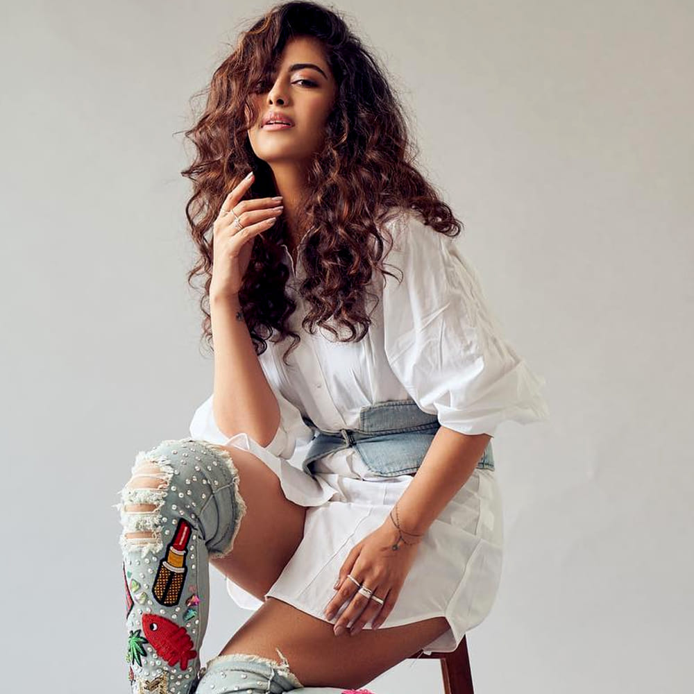 ఇక సోషల్ మీడియాలో చాలా యాక్టివ్ గా ఉంటుంది ఈ కుర్రది. ఈ మైదా కాలంలో గ్లామర్ డోస్ పెంచి అందాలు ఆరబోస్తోంది. తాజాగా అవికా వదిలిన ఫోటోలు మత్తెక్కిస్తున్నాయి.