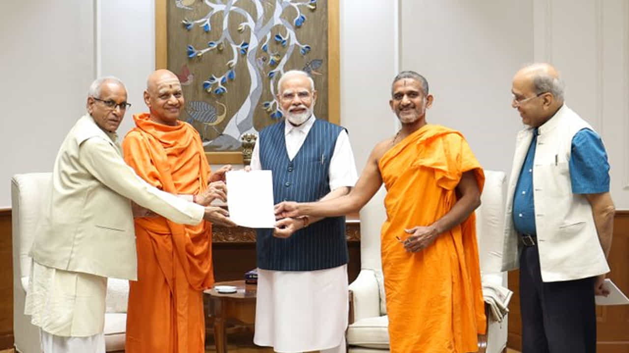 రామ మందిర నిర్మాణం ఏ విధంగా జరుగుతుందో తెలియజేస్తూ వీడియోలు, ఫోటోలను రిలీజ్ చేస్తూనే ఉంది ట్రస్ట్ బోర్డు. తాజాగా ఆలయంలోపల నిర్మాణం.. గోడలు మీద చెక్కిన శిల్పాలకు చెందిన ఫోటోలను శ్రీ రామ జన్మ భూమి ట్రస్ట్ షేర్ చేసింది.