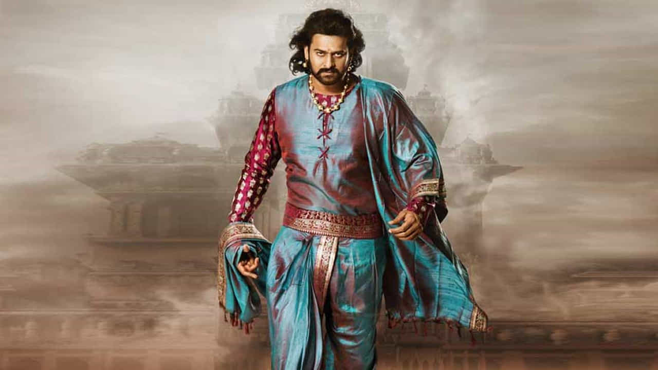 ఇండియన్ బాక్సాఫీస్కు కొత్త హైట్స్ చూపించిన హీరో ప్రభాస్. అప్పటి వరకు టాలీవుడ్, బాలీవుడ్, కోలీవుడ్ అని మాట్లాడుకున్న ఆడియన్స్కు పాన్ ఇండియా అనే పదం పరిచయం చేసిన హీరో ప్రభాస్. బాహుబలితో ఇండస్ట్రీ లెక్కలు మార్చేయటమే కాదు. మేకర్స్కు కొత్త కాన్ఫిడెన్స్ ఇచ్చిన హీరో కూడా ప్రభాస్.
