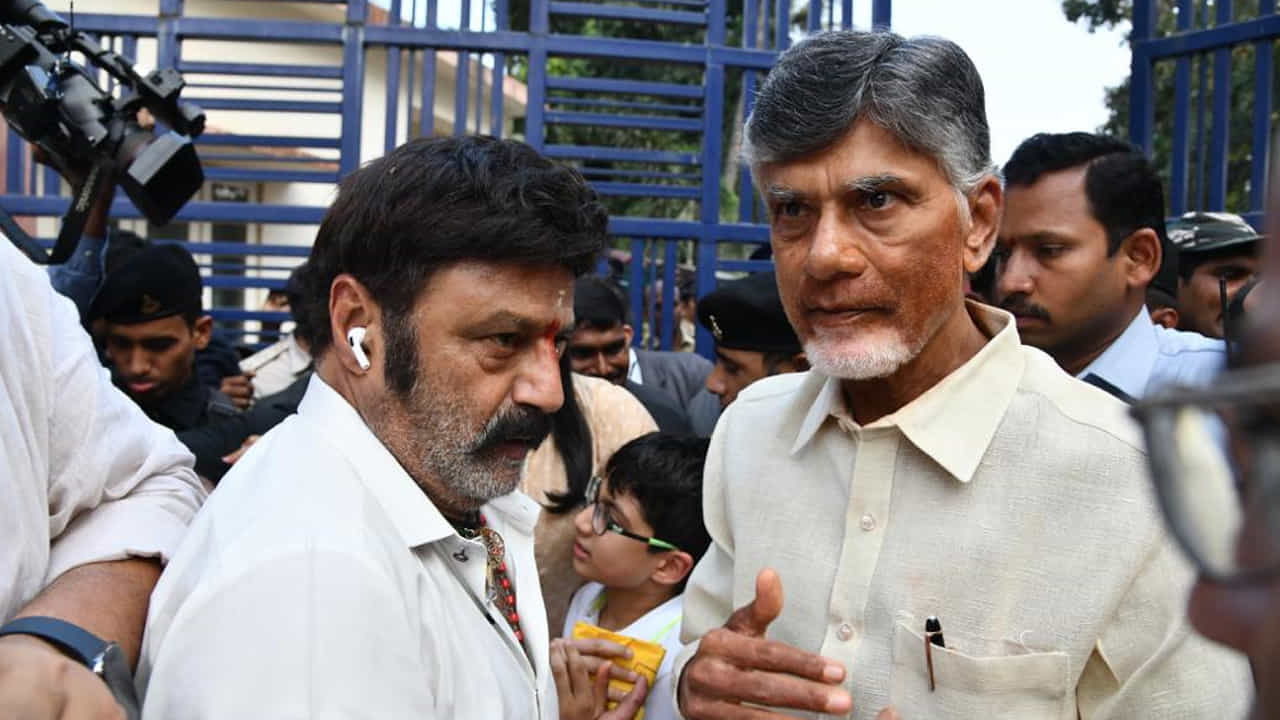 చంద్రబాబు విడుదల నేపథ్యంలో టీడీపీ శ్రేణులు భారీ సంఖ్యలో జైలు వద్దకు చేరుకున్నారు. చంద్రబాబు కుటుంబ సభ్యులు, టీడీపీ నేతల రాకతో రాజమండ్రి సెంట్రల్ జైలు దగ్గర సందడి వాతావరణం నెలకొంది.