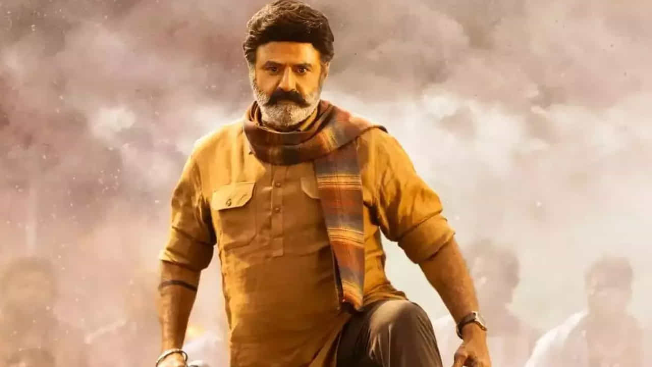 భగవంత్ కేసరి సినిమాకు బ్లాక్ బస్టర్ రెస్పాన్స్ రావడంతో బాలయ్య తన రెమ్యునరేషన్ను భారీగా పెంచేశారని టాక్ వినిపిస్తోంది. బాబీ డైరెక్షన్లో తాను చేయబోయే సినిమా కోసం బాలకృష్ణ ఏకంగా రూ. 28 కోట్లకు పైగా రెమ్యునరేషన్ను తీసుకుంటున్నారట.