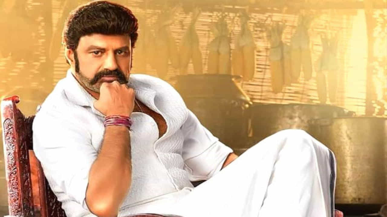 తన తాజా సినిమా భగవంత్ కేసరి కోసం బాలయ్య రూ.18 కోట్లు తీసుకున్నాడట. అయితే సినిమా బ్లాక్ బస్టర్ హిట్ కావడంతో తన పారితోషకాన్ని ఏకంగా రూ. 10 కోట్లు పెంచేశారట.
