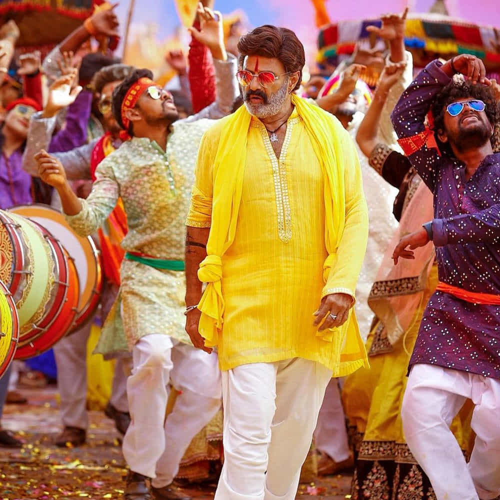 వరుస సక్సెస్లతో స్కై హైలో నందమూరి బాలకృష్ణ, ఓ క్రేజీ కాంబోలో సినిమా చేసేందుకు రెడీ అవుతున్నారు. ప్రజెంట్ పాన్ ఇండియా ప్రాజెక్ట్తో బిజీగా ఉన్న స్టార్ డైరెక్టర్తో మూవీకి రెడీ అవుతున్నారట నందమూరి నటసింహం. ప్రజెంట్ సోషల్ మీడియాలో వైరల్ అవుతున్న ఈ న్యూస్ నిజమేవ్వాలని గట్టిగా కోరుకుంటున్నారు ఫ్యాన్స్.