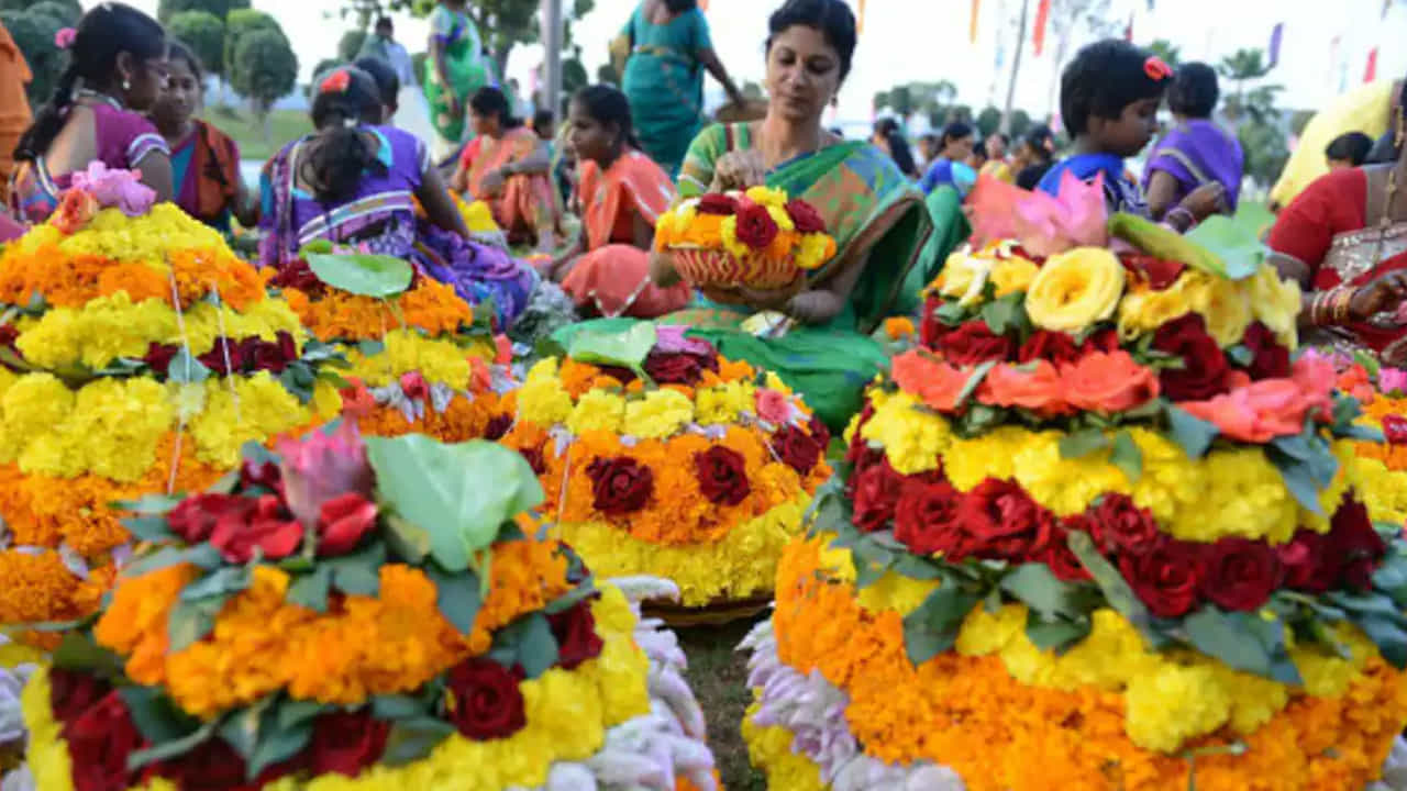 ఖమ్మం జిల్లా కూసుమంచి, నేలకొండపల్లిలో జరిగిన బతుకమ్మ వేడుకలో పాలేరు ఎమ్మెల్యే కందాల ఉపేందర్ రెడ్డి కుటుంబ సభ్యులు పాల్గొన్నారు. గ్రామస్థులతో కలిసి బతుకమ్మ ఆడి పాడారు. నేలకొండపల్లి మండలంలో జరిగిన బతుకమ్మ సంబరాల్లో ఎమ్మెల్యే సతీమణి విజయలక్ష్మి, కూతురు దీప్తి పాల్గొని గ్రామస్తులతో కలిసి కోలాటం ఆడారు. తెలంగాణ సంప్రదాయమైన బతుకమ్మ పండుగ గ్రామస్తులంతా కలిసి ఘనంగా జరుపుకోవడం సంతోషకరం అన్నారు కందాల కుటుంబ సభ్యులు.