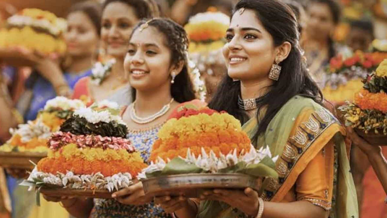 తెలంగాణ ఆడపడుచుల ఆత్మగౌరవానికి ప్రతీకే బతుకమ్మ అన్నారు మంత్రి ఇంద్రకరణ్‌రెడ్డి. నిర్మల్‌లో ఘనంగా నిర్వహించిన సద్దుల బతుకమ్మ వేడుకలకు హాజరై చిన్నారులతో కలిసి సందడిచేశారు. మహిళలు అందంగా పేర్చిన బతుకమ్మ చుట్టూ చేరి ఆడిపాడారు. చిన్నారులు, మహిళలతో కోలాటమాడుతూ మరింత ఉత్సాహం నింపారు మంత్రి.