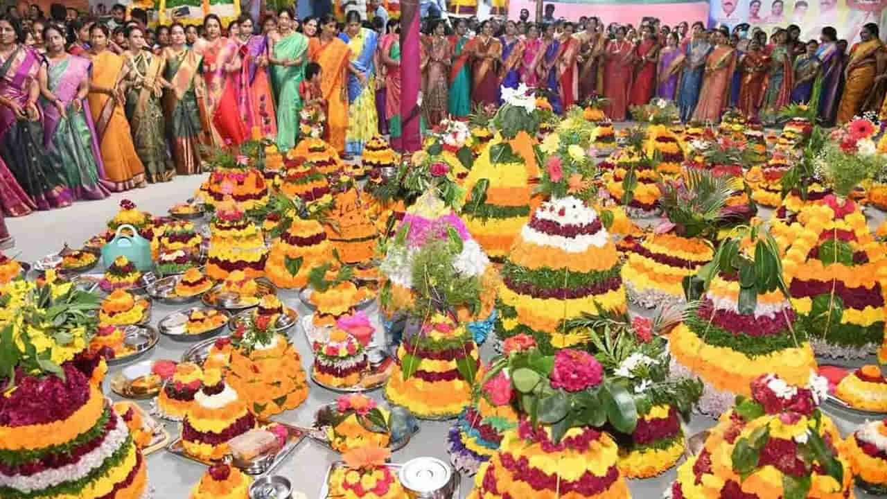 Bathukamma: పూలను పూజించే బతుకమ్మ సంబరాలతో హోరెత్తిన తెలంగాణ.. తొలి రోజు ఎంగిలిపూల బతుకమ్మ సందడి