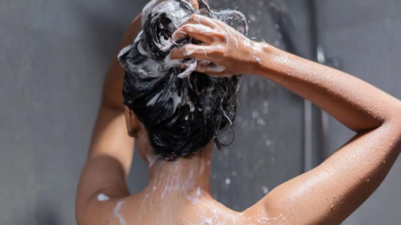 ఒత్తిడితో చర్మాన్ని రుద్ద కూడదు. షాంపూ రాసుకున్న తర్వాత చాలా మంది తలలో చేతి వేళ్లతో బలంగా రుద్దుతారు. ఇలా చేయడం వల్ల తలకు రక్తప్రసరణ పెరగడానికి బదులు జుట్టు రాలిపోతుంది. ఎక్కువగా స్కాల్ప్ స్క్రబ్బింగ్ చేయడం వల్ల చివర్లు చీలిపోతాయి.