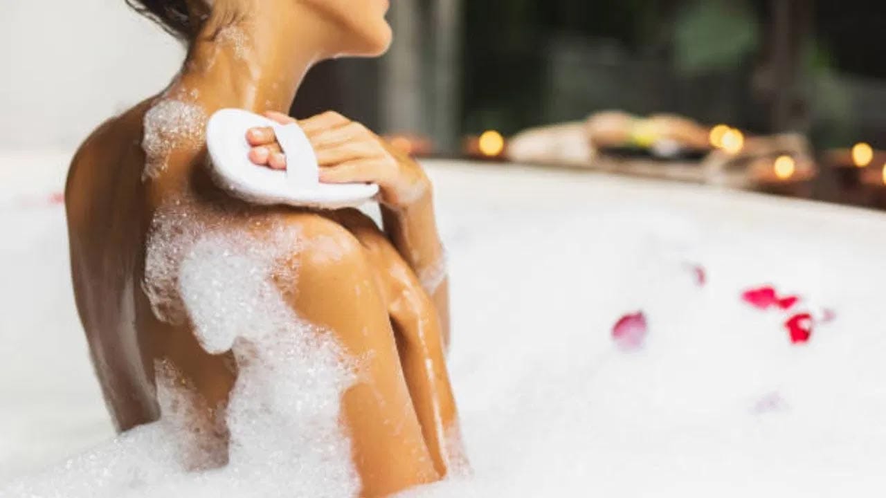 లూఫాతో చర్మాన్ని స్క్రబ్ చేసి శుభ్రం చేయాలి. అయితే చాలా మంది తమ గోళ్లతో చర్మాన్ని రుద్దుతుంటారు. కానీ చర్మాన్ని ఎక్కువగా స్క్రబ్ చేస్తే దద్దుర్లు వచ్చే ప్రమాదం ఉంటుంది. లూఫా వినియోగించేవారు స్నానం తర్వాత దానిని పూర్తిగా శుభ్రం చేసి, ఆరబెట్టుకోవాలి. తడి లూఫాలలో చర్మానికి హానితలపెట్టే బ్యాక్టీరియా చేరుతుంది. కాబట్టి వాటిని స్నానం చేసే ప్రతిసారీ శుభ్రం చేసుకుంటూ ఉండాలి.