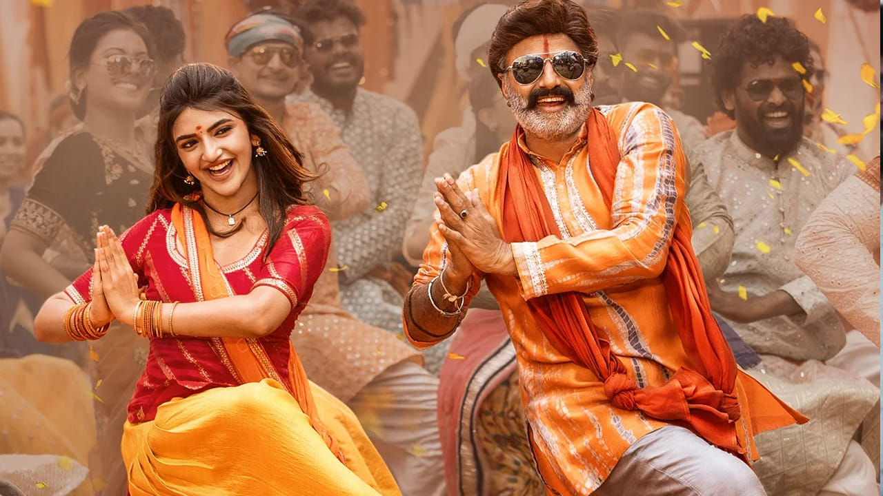 అఖండ, వీరసింహారెడ్డి లాంటి విజయాలతో జోరు మీదున్నారు బాలయ్య. దసరా దండయాత్రకు వచ్చేస్తున్న సినిమాల్లో భగవంత్ కేసరి సెన్సార్ అయిపోయింది.. బాలయ్య 2023లోనే రెండోసారి యుద్ధానికి వచ్చేస్తున్నారు.. దీనికి U/A సర్టిఫికేట్ ఇచ్చారు సెన్సార్ బోర్డ్. అక్టోబర్ 19న విడుదల కానుంది భగవంత్ కేసరి.