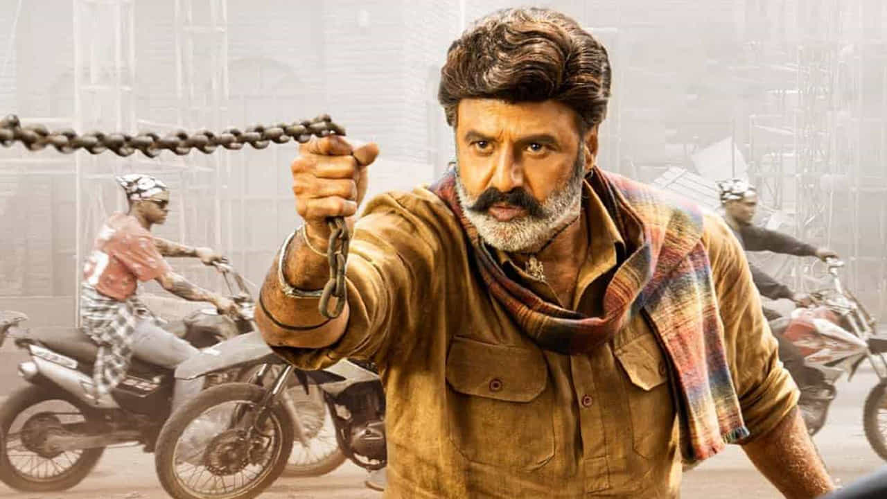 అఖండ, వీరసింహారెడ్డి లాంటి విజయాలతో జోరు మీదున్న బాలయ్య.. భగవంత్ కేసరితో హ్యాట్రిక్ కొట్టాలని చూస్తున్నారు. ఇదే జరిగితే 35 ఏళ్ళ తర్వాత బాలయ్య ఈ ఫీట్ సాధించినట్లు అవుతుంది. ప్రపంచ వ్యాప్తంగా 1345 థియేటర్స్కు పైగానే రిలీజ్ అయింది. బిజినెస్ కూడా దాదాపు 70 కోట్ల వరకు జరిగింది. అడ్వాన్స్ బుకింగ్స్లోనూ జోరు చూపిస్తున్నారు బాలయ్య.