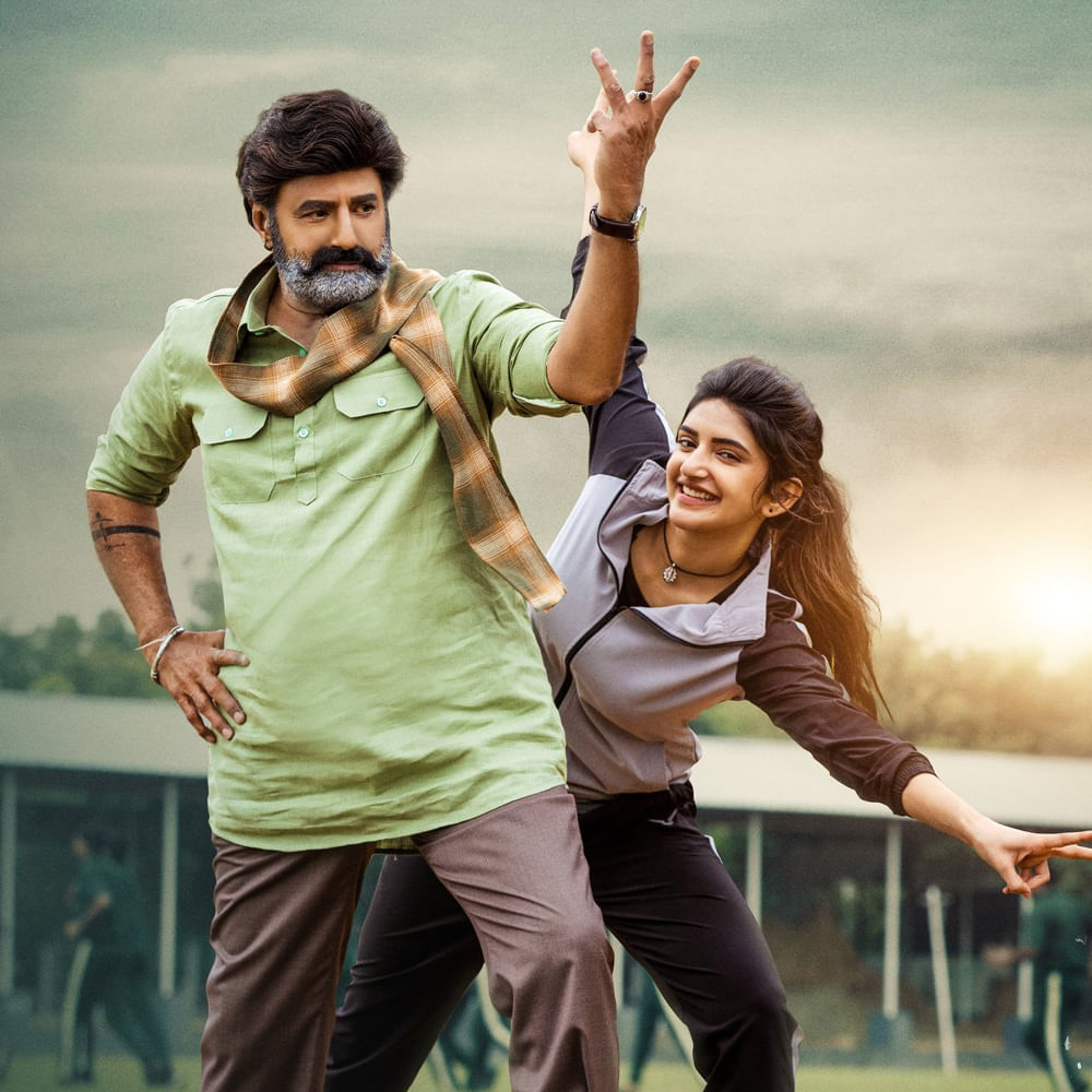 భగవంత్ కేసరి సినిమా కోసం ప్రేక్షకులు ఎంతగా వెయిట్ చేశారో ప్రత్యేకంగా చెప్పాల్సిన అవసరం లేదు. ఎందుకంటే ఈ సినిమాతో బాలకృష్ణ హ్యాట్రిక్ అందుకుంటాడని వాళ్ళు నమ్ముతున్నారు. అనిల్ రావిపూడి తెరకెక్కించిన ఈ సినిమా అక్టోబర్ 19 విడుదలైంది. బాలయ్య కెరీర్ లో వినూత్న ప్రయత్నంగా వచ్చింది ఈ సినిమా. రెగ్యులర్ కమర్షియల్ బాలయ్య సినిమాలా కాకుండా సోషల్ మెసేజ్ ఉండేలా ఈ సినిమాను తెరకెక్కించాడు అనిల్ రావిపూడి.