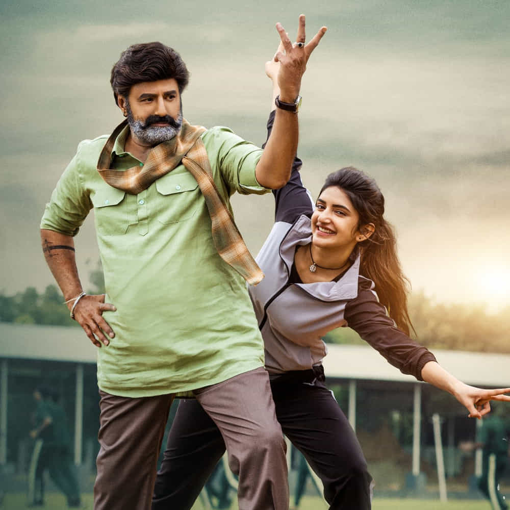 భగవంత్ కేసరి సినిమా కోసం ప్రేక్షకులు ఎంతగా వెయిట్ చేశారో ప్రత్యేకంగా చెప్పాల్సిన అవసరం లేదు. ఎందుకంటే ఈ సినిమాతో బాలకృష్ణ హ్యాట్రిక్ అందుకుంటాడని వాళ్ళు నమ్ముతున్నారు. అనిల్ రావిపూడి తెరకెక్కించిన ఈ సినిమా అక్టోబర్ 19 విడుదలైంది. బాలయ్య కెరీర్ లో వినూత్న ప్రయత్నంగా వచ్చింది ఈ సినిమా. రెగ్యులర్ కమర్షియల్ బాలయ్య సినిమాలా కాకుండా సోషల్ మెసేజ్ ఉండేలా ఈ సినిమాను తెరకెక్కించాడు అనిల్ రావిపూడి.