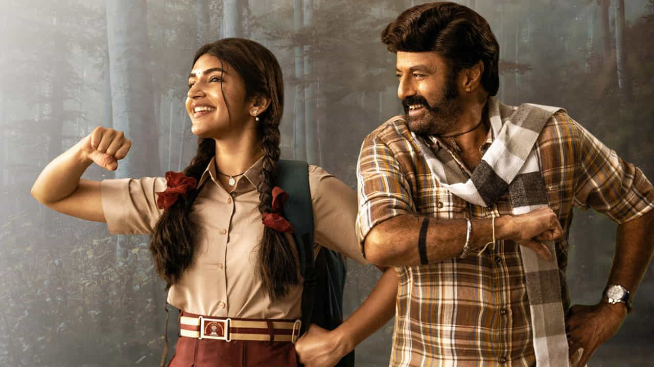 బాలకృష్ణ, అనిల్ రావిపూడి కాంబినేషన్లో వచ్చిన భగవంత్ కేసరికి మొదటి రోజు అదిరిపోయే వసూళ్లు వచ్చాయి. ఫస్ట్ డే ఈ సినిమాకు ప్రపంచ వ్యాప్తంగా 32 కోట్లకు పైగా గ్రాస్ వచ్చినట్లు తెలిపారు దర్శక నిర్మాతలు. వీరసింహారెడ్డి కంటే ఇది తక్కువ కలెక్షన్లే అయినా కూడా.. లియోతో పోటీ ఉండటంతో సగానికి పైగా థియేటర్స్ తక్కువయ్యాయి. దాంతో కలెక్షన్స్ కూడా కాస్త తగ్గాయి.