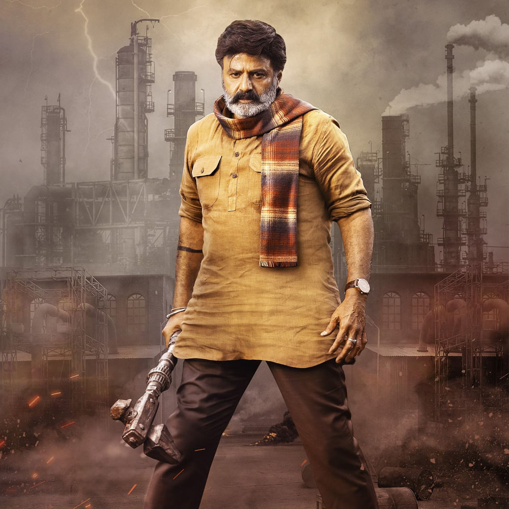 కొత్తగా ఉందంటూ ప్రేక్షకులు కూడా దీనిని ఆదరిస్తున్నారు. కాకపోతే ఓపెనింగ్ విషయంలో మిగిలిన బాలయ్య సినిమాలతో పోలిస్తే కాస్త తక్కువగా వచ్చింది భగవంత్ కేసరి. వీరసింహారెడ్డిలో సగం కూడా తీసుకురాలేదు ఈ సినిమా. సంక్రాంతి విడుదలైన సినిమా తొలి రోజు ఏకంగా 65 కోట్లు గ్రాస్ వసూలు చేస్తే.. అందులో సగం భగవంత్ కేసరి తీసుకొచ్చింది. దానికి కారణం లియో పోటీలో ఉండడమే.