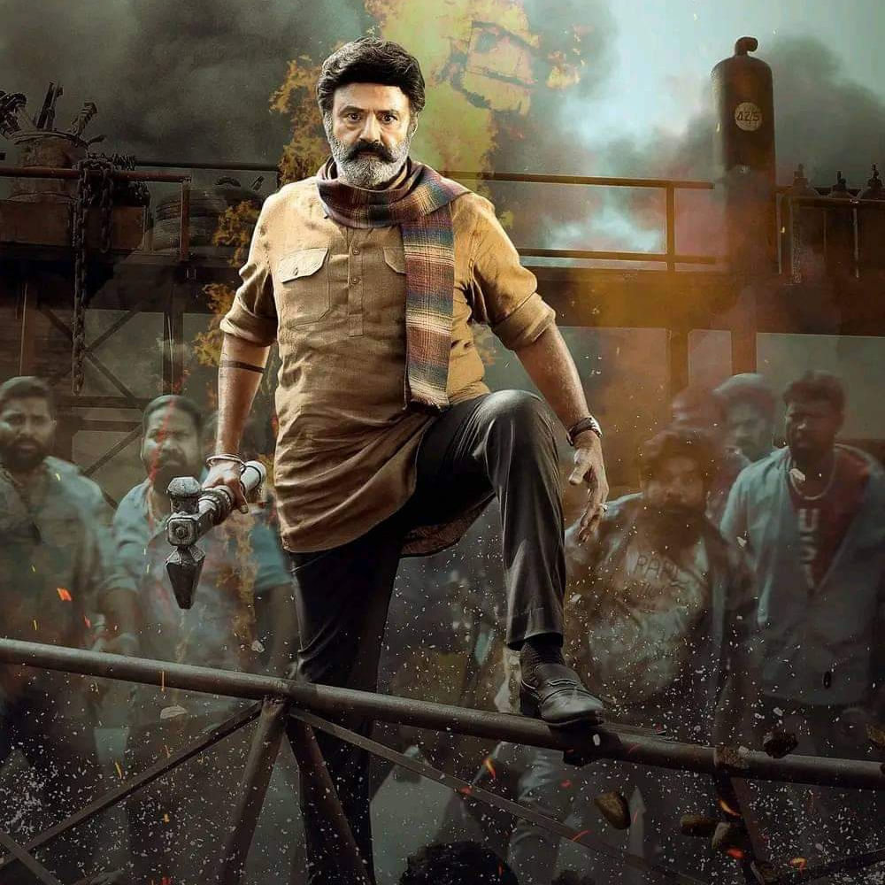 అందుకే దసరా సెలవులు అయిపోయిన తర్వాత కూడా లాంగ్ రన్ ఈ సినిమాకే ఉంటుంది అంటున్నారు వాళ్ళు. రెండో రోజు కూడా ఈ సినిమాకు దాదాపు 6 కోట్లకు పైగానే కలెక్షన్స్ వచ్చాయి. రెండు రోజుల్లో 51 కోట్లకు పైగా గ్రాస్ వసూలు చేసినట్టు దర్శక నిర్మాతలు పోస్టర్స్ విడుదల చేశారు. చాలా చోట్ల బాలయ్య సినిమా స్టడీ కలెక్షన్స్ తీసుకొస్తుంది. మూడో రోజు కూడా మంచి ఓపెనింగ్స్ తోనే మొదలైంది ఈ సినిమా.