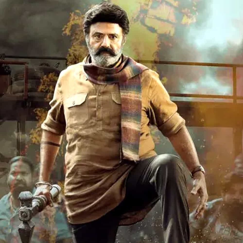 నటసింహం నందమూరి బాలకృష్ణ నటించిన భగవంత్ కేసరి సినిమా అక్టోబర్ 19న ప్రేక్షకుల ముందుకు వచ్చింది. ఇప్పటికే ఈ సినిమా బ్లాక్ బస్టర్ టాక్ వచ్చేసింది. దసరా హాలీడేస్ కలిసి రావడంతో ఈ సినిమాకు వందకోట్ల కలెక్షన్ రావడం పెద్ద కష్టమేమి కాదు అంటున్నారు విశ్లేషకులు.
