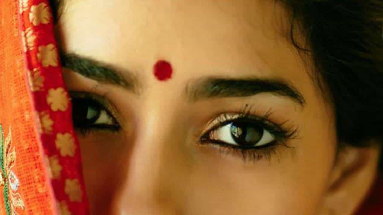 రౌండ్ ఫేస్ ఉన్నవారు: మీ ముఖం గుండ్రంగా ఉంటే.. పొడుగ్గా ఉండే స్టిక్కర్స్ ని ఎంచుకోవచ్చు. దీని వల్ల మీ లుక్ బాగా ఎలివేట్ అవుతుంది. చూడటానికి కూడా అందంగా కనిపిస్తారు. డైమండ్ షేప్ ఉన్నవారు: డైమండ్ షేప్ ఉన్న వారు డిజైన్స్ ఉండే వాటి కంటే సింపుల్ గా ఉండే స్టిక్కర్స్ ఎంచుకోవడం మంచిది.