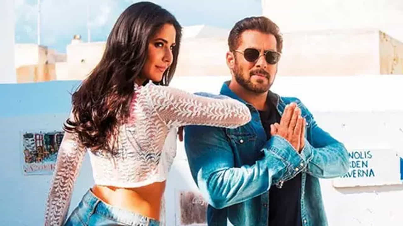 సాధారణంగా మనం ఓ పాటను వింటున్నపుడే ఇది స్ట్రెయిట్ సాంగా లేదంటే డబ్బింగ్ పాటా అనేది అర్థమైపోతుంది. ఎందుకంటే లిరిక్స్లో ఆ తేడా బాగా కనిపిస్తుంది కాబట్టి. అందుకే తమిళ హీరోలు తమ సినిమాల పాటలపై ఫోకస్ చేస్తుంటారు. తెలుగు లిరిక్స్ బాగా ఉండేలా చూసుకుంటారు. ఇదే రూట్ ఇప్పుడు బాలీవుడ్ హీరోలు ఫాలో అవుతున్నారు. వాళ్ల డబ్బింగ్పై మరింత ఫోకస్ చేస్తున్నారు.
