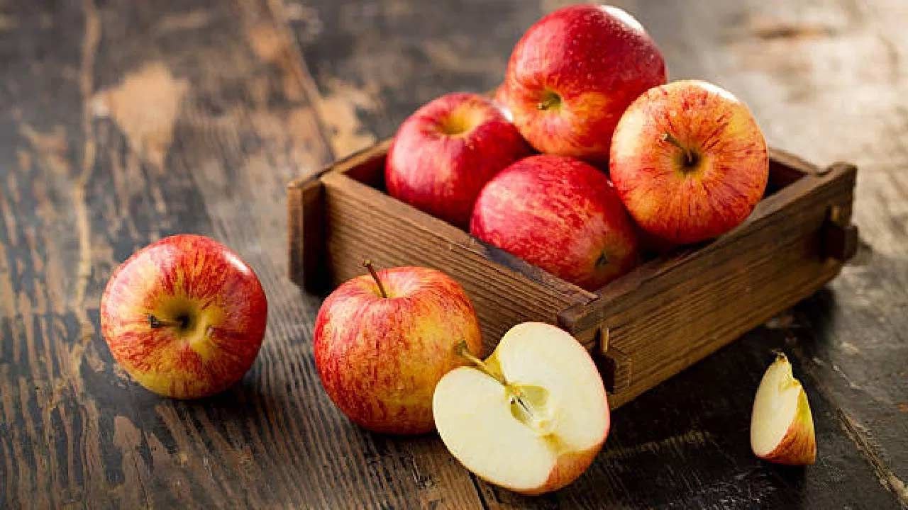 నారింజ వంటి జ్యుసి సిట్రస్ ఫ్రూట్స్‌లలో విటమిన్ సి ఎక్కువగా ఉంటుంది. కొల్లాజెన్ ఉత్పత్తికి నారిజ తోడ్పతుంది. పైనాపిల్‌లో బ్రోమెలైన్ అనే ఎంజైమ్ ఉంటుంది. కీళ్ల నొప్పి, వాపును తగ్గిస్తుంది. బొప్పాయిలో ఉండే పపైన్ ఎంజైమ్ జీర్ణక్రియకు సహాయపడుతుంది. ఇది ఆర్థరైటిస్ లక్షణాలను ఎదుర్కోవడంలో సహాయపడుతుంది. రోజుకు ఒక యాపిల్ తింటే కీళ్లనొప్పులకు దూరం ఉండొచ్చు. 