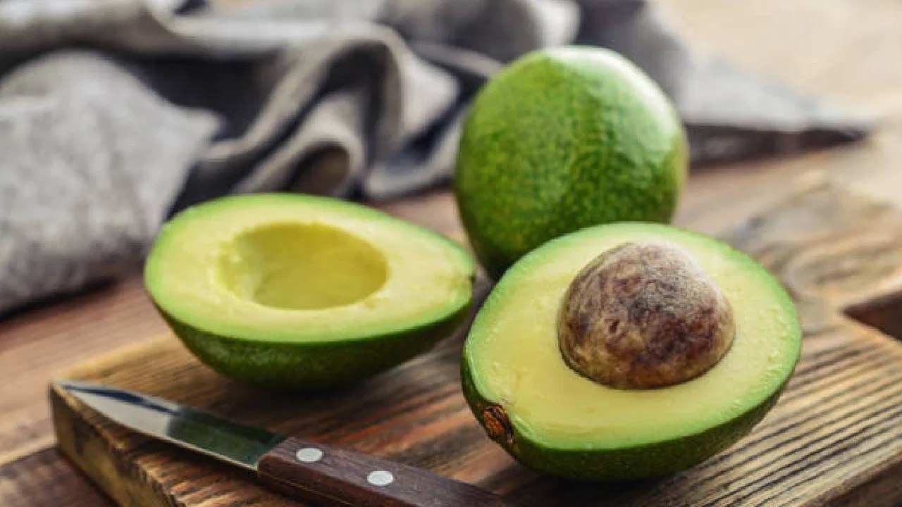 ఆరోగ్యకరమైన కొవ్వులు, విటమిన్ ఇ పుష్కలంగా ఉండే అవకాడోలు కీళ్ల ఆరోగ్యానికి మేలు చేస్తాయి. మృదులాస్థిని సంరక్షించడంలో వీటిల్లోని పోషకాలు సహాయపడతాయి. అలాగే అరటిపండులోని పోషకాలు ఎముకల ఆరోగ్యానికి బలం చేకూర్చి, స్థితిస్థాపకతను నిర్వహించడానికి సహాయపడతాయి. ఈ పండ్లలో పొటాషియం అధికంగా ఉంటుంది. బలమైన ఎముకల నిర్మాణానికి అరటి పండ్లు తప్పనిసరిగా తినాలి. 