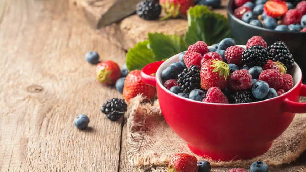 స్ట్రాబెర్రీ, రాస్ప్బెర్రీస్ వంటి బెర్రీలలో యాంటీఆక్సిడెంట్లు పుష్కలంగా ఉంటాయి. ఎముకల ఆరోగ్యాన్ని రక్షించడానికి ఇది ఒక కవచంగా పనిచేస్తుంది. పండ్లలో రారాజు మామిడి. ఈ పండ్లలో విటమిన్ ఎ, విటమిన్ సి అధికంగా ఉంటాయి. రెండూ కొల్లాజెన్ ఏర్పడటానికి తోడ్పడతాయి. కివీ పండులో విటమిన్ కె పుష్కలంగా ఉంటుంది. ఇది మీ ఎముకల ఖనిజీకరణ, సాంద్రత నింపడంలో సహాయపడుతుంది.