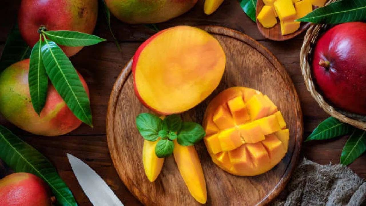 ఎముకలు బలహీనంగా ఉంటే తేలికగా విరిగిపోయే అవకాశం ఉంది. దీనిని ఆస్టియోపోరోసిస్ అంటారు. ఎముకలు, కీళ్ళు బలహీనపడటానికి ఇది ప్రధాన కారణం. మరో సమస్య ఆస్టియో ఆర్థరైటిస్. సరిగ్గా తినకపోవడం, తగినంతగా శారీరక కదలికలేకపోవడం, హార్మోన్ల అసమతుల్యత వంటి అంశాలు ఈ సమస్యలను మరింత తీవ్రతరం చేస్తాయి. ఎములకలు బలంగా ఉండాలంటే ఈ కింది ఆహారాలు తీసుకోవాలి.