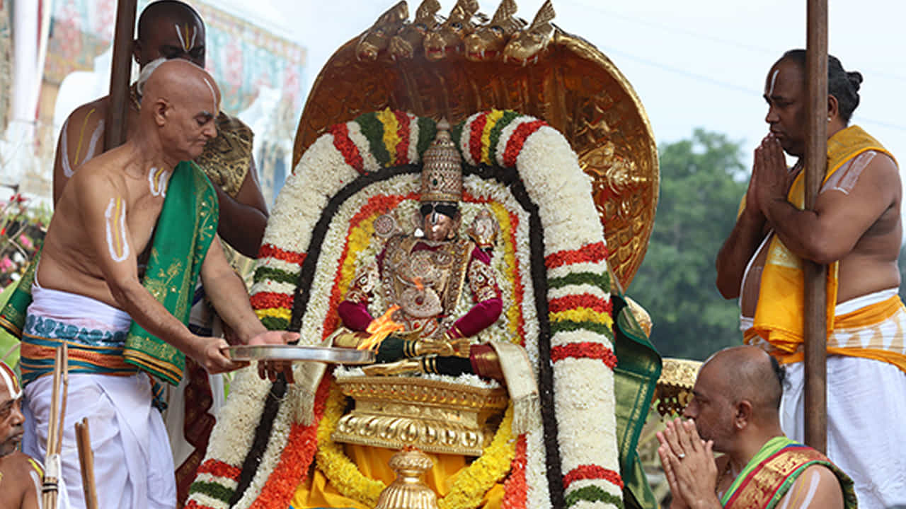 ఈ వాహన సేవలో తిరుమల పెద్ద జీయర్స్వామి, చిన్నజీయర్స్వామి, టీటీడీ ఛైర్మన్ శ్రీ భూమన కరుణాకరరెడ్డి, ఈవో శ్రీ ఎవి.ధర్మారెడ్డి, పలువురు బోర్డు సభ్యులు, జెఈవోలు సదా భార్గవి, వీరబ్రహ్మం, సివిఎస్వో నరసింహకిషోర్ తదితరులు పాల్గొన్నారు.