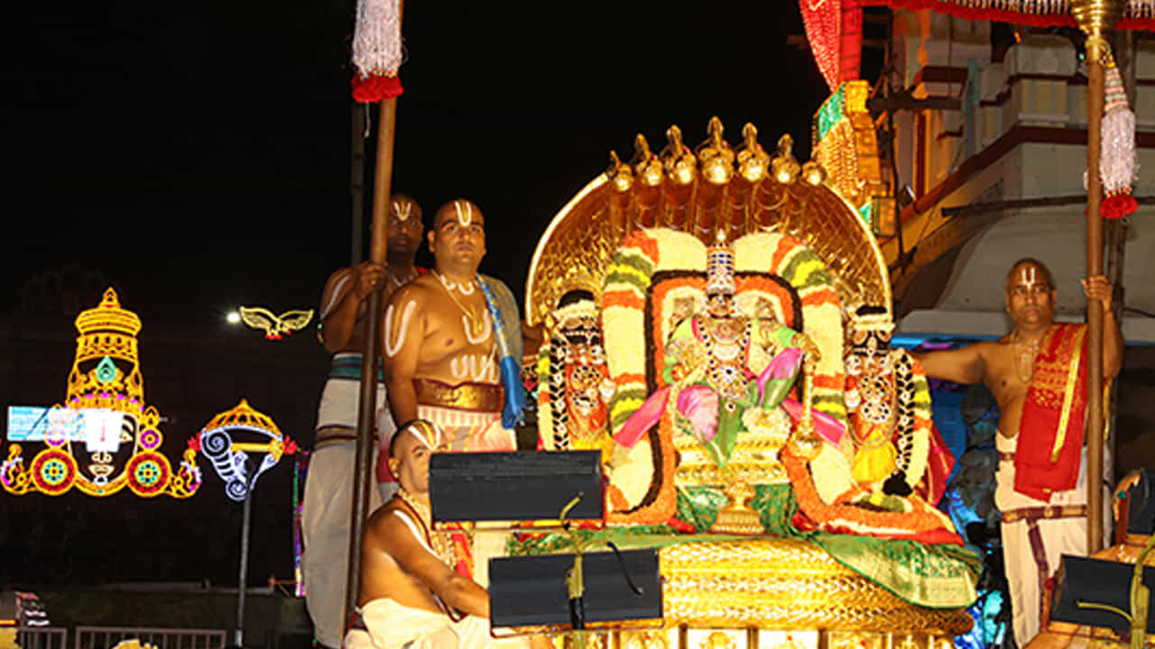  శ్రీభూదేవి సహితుడైన శ్రీవేంకటేశ్వరుని వహిస్తూ తొలిరోజు భక్తులకు దర్శనమిచ్చారు. వాహన సేవలో టీటీడీ ఛైర్మన్‌ భూమన కరుణాకర్‌రెడ్డి, ఈవో ధర్మారెడ్డి, ఆలయ ఆధికారులు పాల్గొన్నారు.  