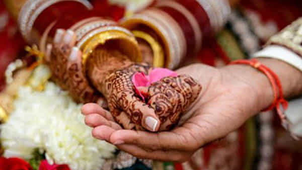 పెళ్లి రోజు రాత్రి గదిలోకి ప్రవేశించిన వరుడు.. భార్యను చూసి షాక్.. రీజన్ ఏమిటంటే