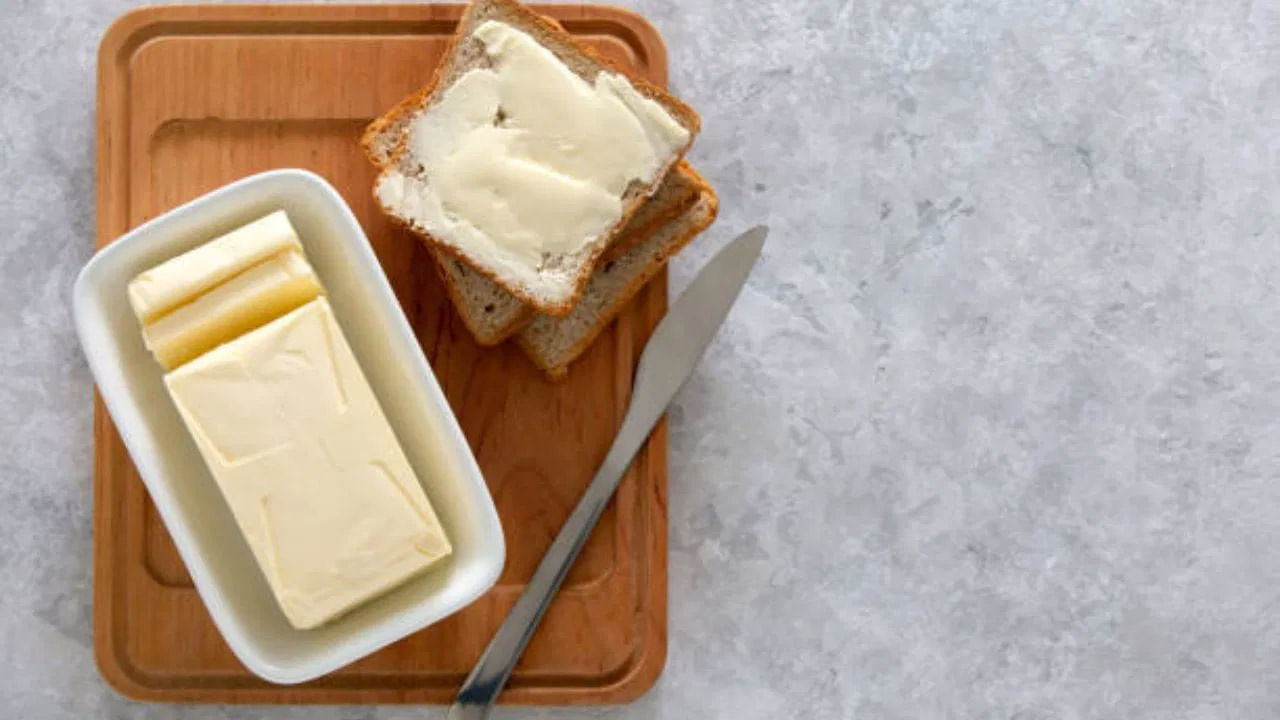 వెన్న ఆరోగ్యానికి మంచిది. వెన్నను అనేక వంటకాలలో కూడా ఉపయోగిస్తుంటారు. గుడ్లు, సాసేజ్‌లను వెన్నలో వేయించి ఇష్టంగా తింటుంటారు. అయితే ఇంట్లో ఉన్నట్లుండి వెన్న అవసరం అయితే క్షణాల్లో ఇలా తయారు చేసుకోండి. 