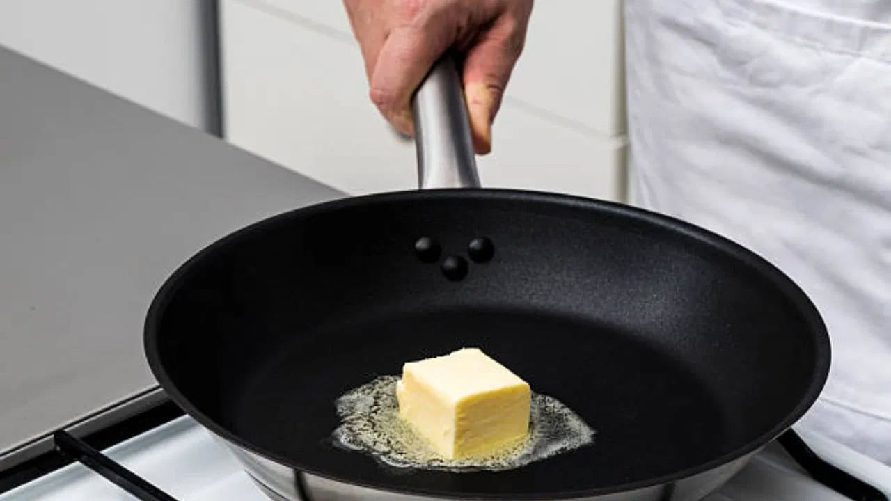 ఇలా చేయడం వల్ల పైకి చిక్కగా తేలుతూ వెన్న వస్తుంది. ఈ మిశ్రమాన్ని చాలా జాగ్రత్తగా తీసి గిన్నెలో ఉంచుకోవాలి. తర్వాత మంచి నీళ్లతో మరో సారి కడగాలి.