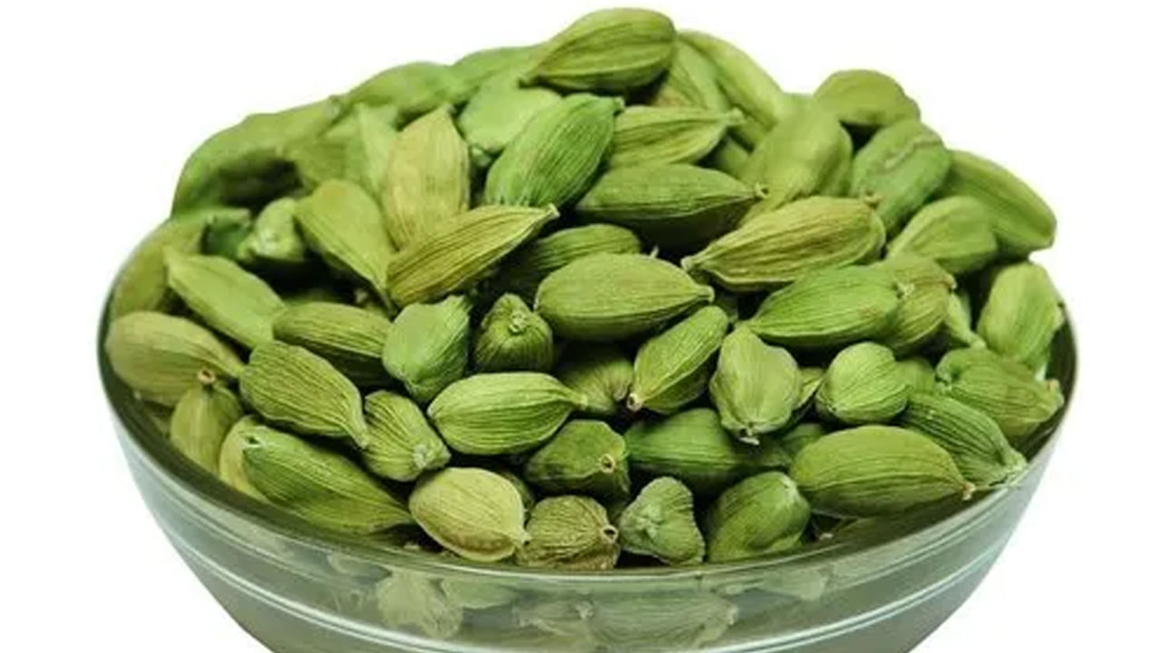 Elaichi Benefits For Health:  యాలుకలు ప్రతి వంటింట్లో ఉంటాయి. ఆహారంలో సువాసన, రుచిని పెంచడానికి యాలకులను ఉపయోగిస్తారు. టీ లాంటి పానీయాలల్లో కూడా వినియోగిస్తారు. అయితే, యాలకుల్లో ఎన్నో ఔషధాలు గుణాలున్నాయి. అందుకే యాలకులు తినాలని సూచిస్తుంటారు ఆయుర్వేద నిపుణులు. యాలుకల రుచిని ఇష్టపడని వారంటూ ఉండరు.. దాని ప్రత్యేక రుచి ఆహార రుచిని పెంచుతుంది. దీనిని సాధారణంగా స్వీట్స్, పులావ్, బిర్యానీ, హల్వాలో ఉపయోగిస్తారు. పొటాషియం, కాల్షియం, మెగ్నీషియం, యాంటీ ఆక్సిడెంట్లు ఇందులో ఉంటాయి. యాలకులు తినడం వల్ల ఎలాంటి ప్రయోజనాలు పొందవచ్చో ఇప్పుడు తెలుసుకుందాం..