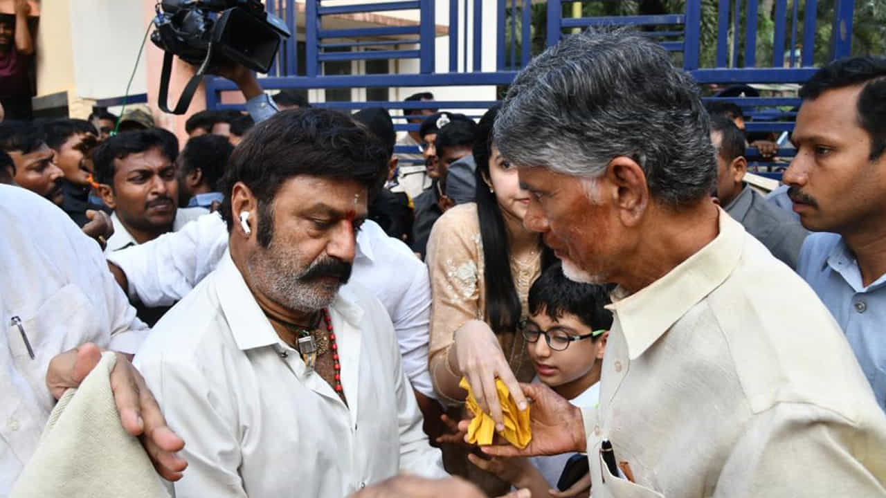సుధీర్ఘ వాదనల అనంతరం చంద్రబాబు నాయుడికి మధ్యంతర బెయిల్ మంజూరు చేసిన ఆంధ్రప్రదేశ్ హైకోర్టు.. ఇందుకు ఐదు సాధారణ షరతులు విధించింది.