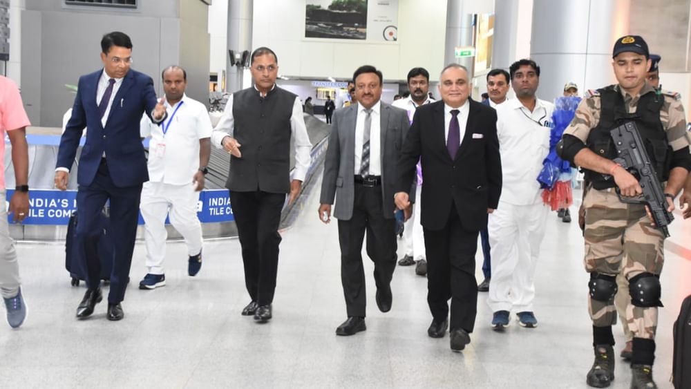 Telangana Assembly polls: తెలంగాణ ఎన్నికలకు చకచకా ఏర్పాట్లు.. పార్టీలతో విడి విడిగా చర్చించిన ఈసీ ప్రతినిధులు.. Telangana Assembly polls: తెలంగాణ ఎన్నికలకు చకచకా ఏర్పాట్లు.. పార్టీలతో విడి విడిగా చర్చించిన ఈసీ ప్రతినిధులు..