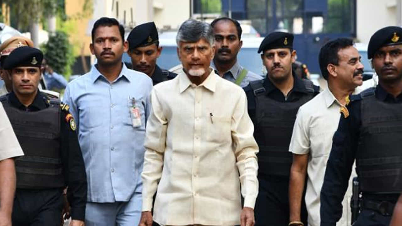 TDP Chief Chandrababu Naidu: టీడీపీ అధినేత నారా చంద్రబాబు నాయుడు ఎట్టకేలకు స్వేచ్ఛా వాయువులు పీల్చుకున్నారు. రాజమండ్రి సెంట్రల్ జైలు నుంచి మంగళవారం సాయంత్రం విడుదలయ్యారు. ఏపీ హైకోర్టు మధ్యంతర బెయిల్ మంజూరు చేయడంతో 52 రోజుల కారాగార జీవితం తర్వాత ఆయన జైలు నుంచి బయటకొచ్చారు.