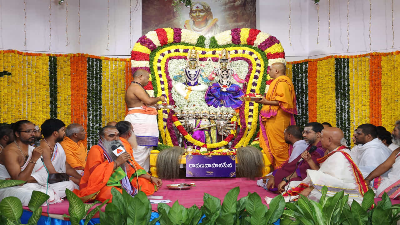 జీవితంలో వృత్తి, వ్యాపార రంగాల్లో నష్టపోయి, ఆశలను కోల్పోయిన సమయంలో చంద్రఘంట అమ్మవారిని పూజించటం వల్ల నూతన అవకాశాలు మిమ్మల్ని వెతుక్కుంటూ వస్తాయని పండితులు చెబుతారు. అందుకే భక్తులు ప్రగాఢ విశ్వాసంతో అమ్మవారిని దర్శించుకుంటారు.
