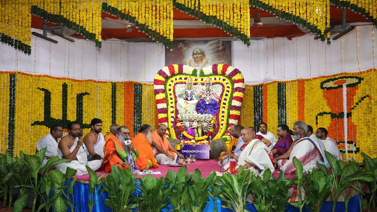 శ్రీ భ్రమరాంబికాదేవి చంద్రఘంట అలంకారంలో అలానే మల్లికార్జునస్వామి అమ్మవారు రావణ వాహనంపై ఆశీనులను చేసి ప్రత్యేక పూజలు నిర్వహించారు. కర్పూరహారతులిచ్చారు.