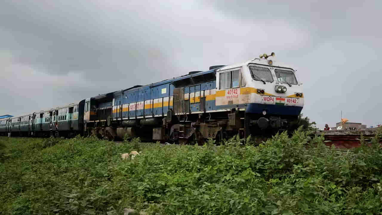 Railway Station: రైల్వే స్టేషన్‌లో రైలు ఆపడం మరచిపోయిన లోకో పైలెట్.. ప్రయాణీకులు భయంతో కేకలు