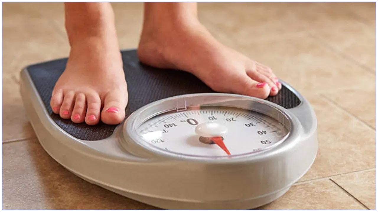 చెడు కొలెస్ట్రాల్ స్థాయిలను తగ్గించడంలో వ్యాయామం ముఖ్యం. ప్రతిరోజూ కనీసం 30 నిమిషాల పాటు యోగా చేయడం వల్ల మీ మంచి కొలెస్ట్రాల్ స్థాయిలు పెరుగుతాయి. మీ చెడు కొలెస్ట్రాల్ స్థాయిలు సులభంగా తగ్గుతాయి. కొలెస్ట్రాల్ స్థాయిలను నిర్వహించడంలో బరువును అదుపులో ఉంచుకోవడం చాలా ముఖ్యం. మీ బరువు మీ ఎత్తుకు అనుగుణంగా ఉంటే, కొలెస్ట్రాల్ గురించి ఆందోళన చెందాల్సిన పనిలేదు. అందుకే బరువు పెరగనివ్వవద్దు. కొలెస్ట్రాల్‌తో పాటు, బరువు పెరగడం వల్ల మధుమేహం, రక్తపోటు, గుండె జబ్బులు వచ్చే ప్రమాదం కూడా పెరుగుతుంది.