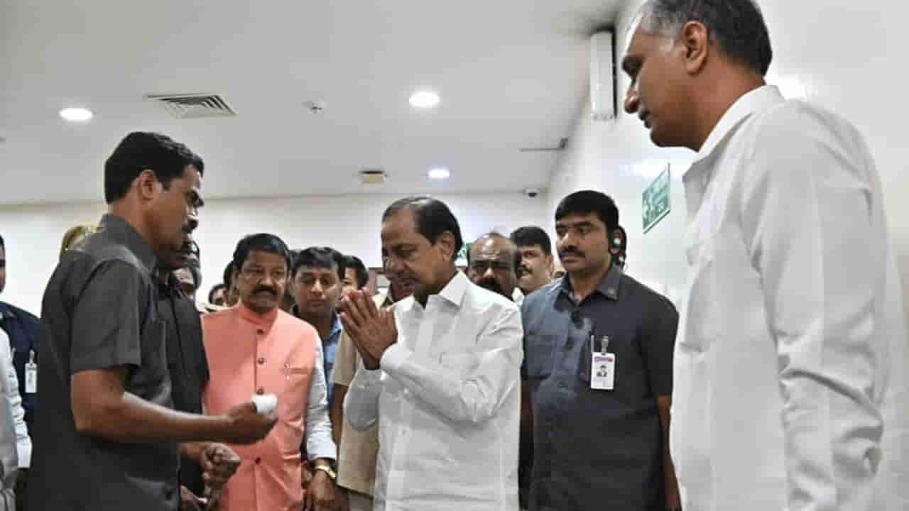 CM KCR: గన్‌మెన్‌కు చేతులెత్తి కృతజ్ఞతలు చెప్పిన సీఎం కేసీఆర్‌..