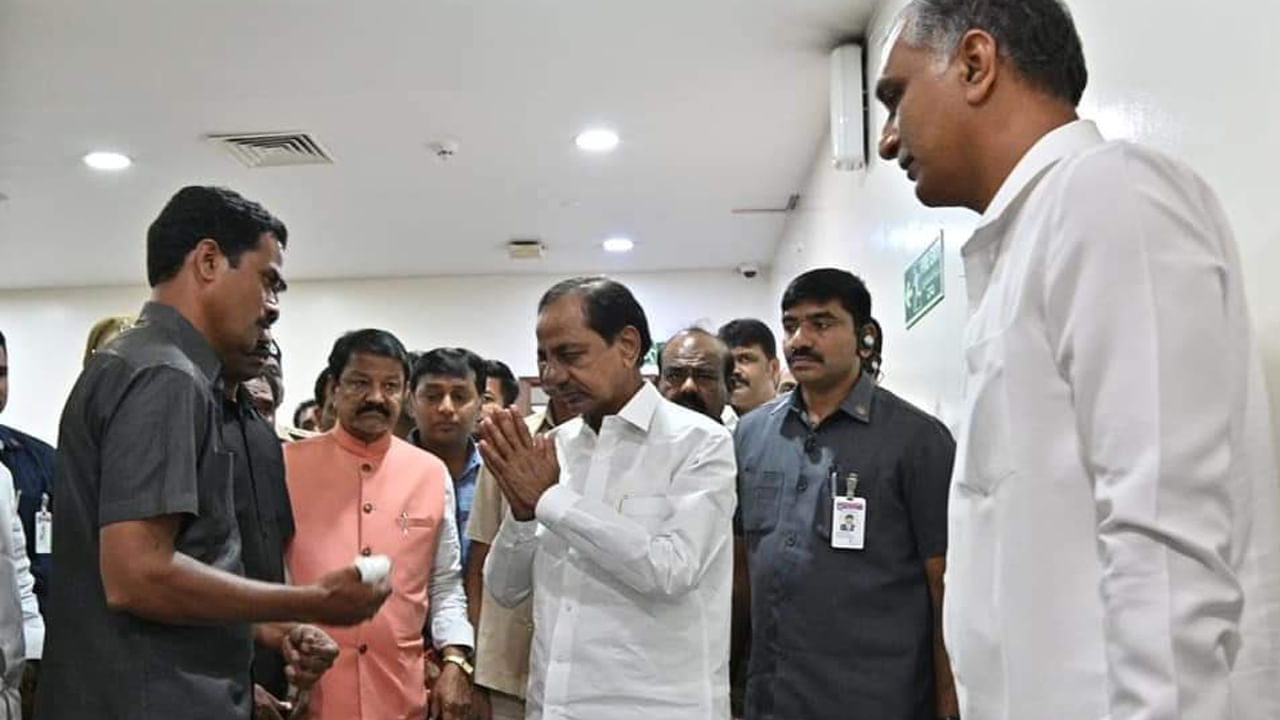CM KCR: గన్‌మెన్‌కు చేతులెత్తి కృతజ్ఞతలు చెప్పిన సీఎం కేసీఆర్‌..