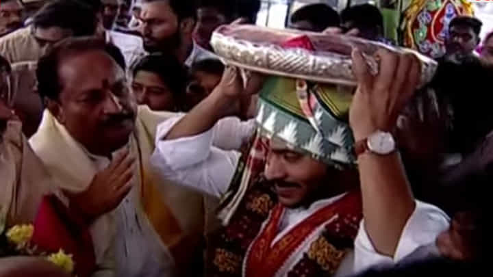 Vijayawada: మూలా నక్షత్ర శుభవేళ.. దుర్గమ్మకు పట్టువస్త్రాలు సమర్పించిన సీఎం Vijayawada: మూలా నక్షత్ర శుభవేళ.. దుర్గమ్మకు పట్టువస్త్రాలు సమర్పించిన సీఎం