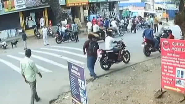 షాకింగ్ ఘటన: ర్యాష్ డ్రైవింగ్తో యువకుడి భీభత్సం.. 20 అడుగుల దూరంలో ఎగిరిపడ్డ విద్యార్ధి